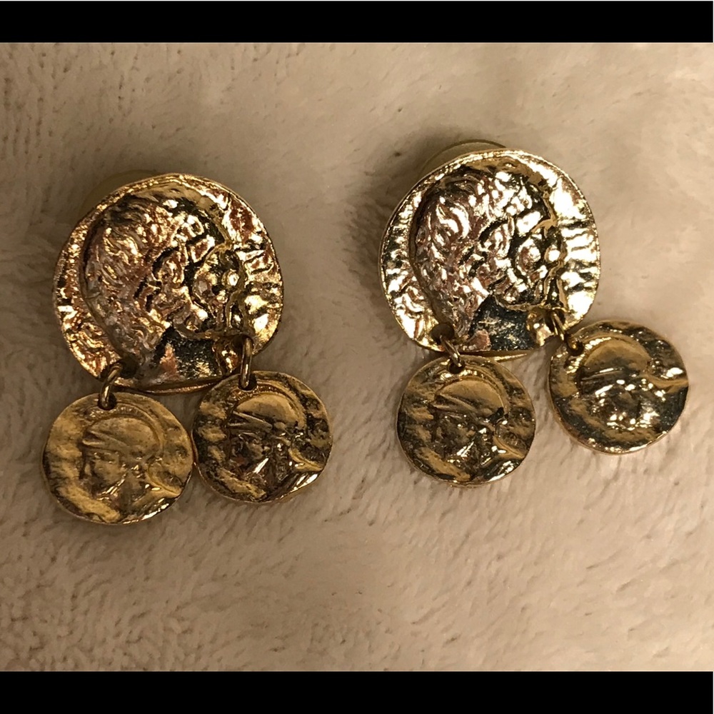 🌸 Gold tone pierced coin style earrings